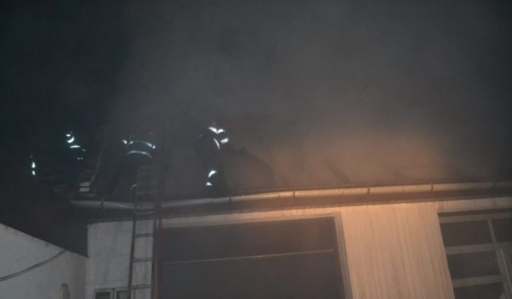 Incendiu la acoperișul unei case din Tiur, intervenție a pompierilor din Blaj