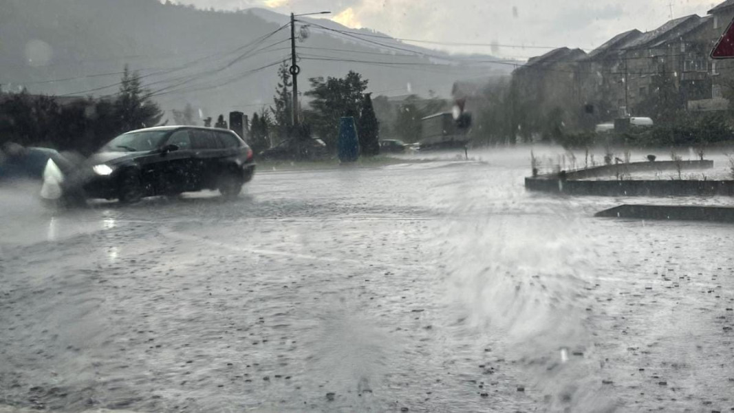 Ploi abundente, vânt puternic și ninsori în zona montană până miercuri