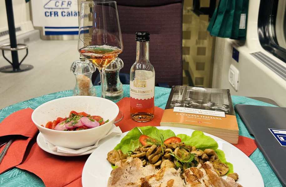Din noiembrie, primul vagon bar-bistro modernizat circulă pe trenurile Intercity ale CFR Călători