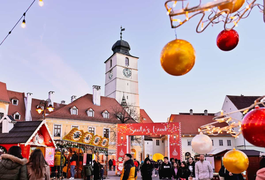 Pregătirile pentru târgul de Crăciun din Sibiu se intensifică cu accent pe autenticitate