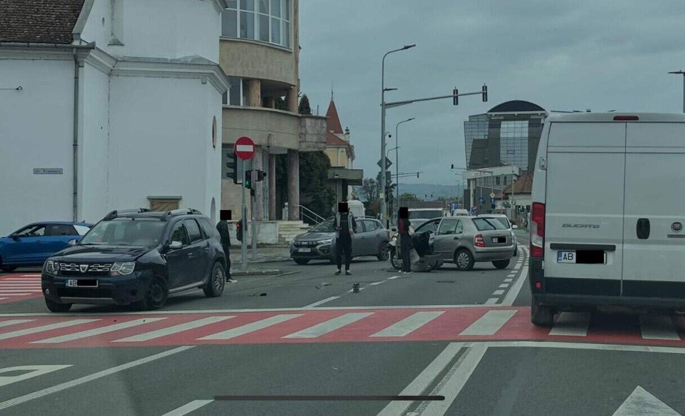 Două mașini implicate într-un accident la intersecția Ardealului cu Primăverii