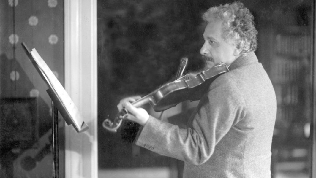 Suma pentru care s-a vândut o vioară care i-a aparținut lui Albert Einstein: „A cântat la acest instrument în fiecare zi”