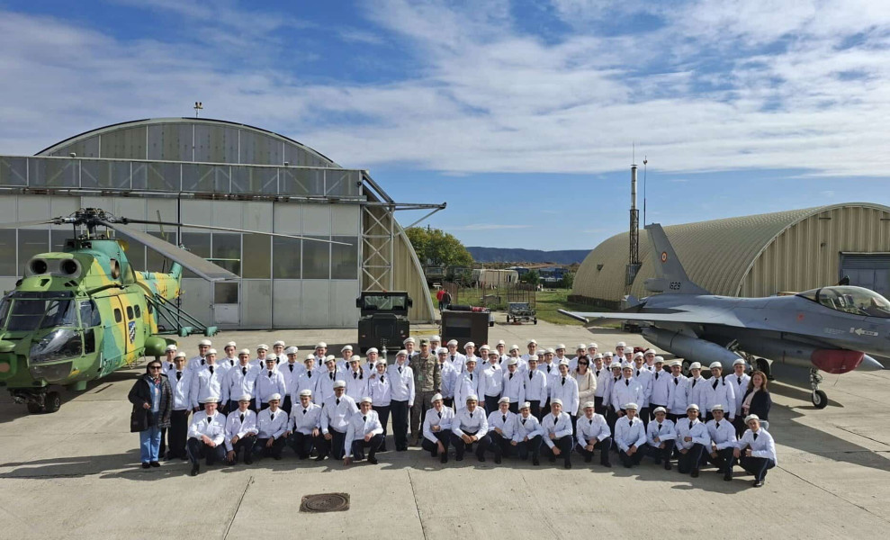 FOTO: Bobocii Liceului Militar din Alba Iulia, în prima lor excursie de orientare. Au vizitat două unități militare