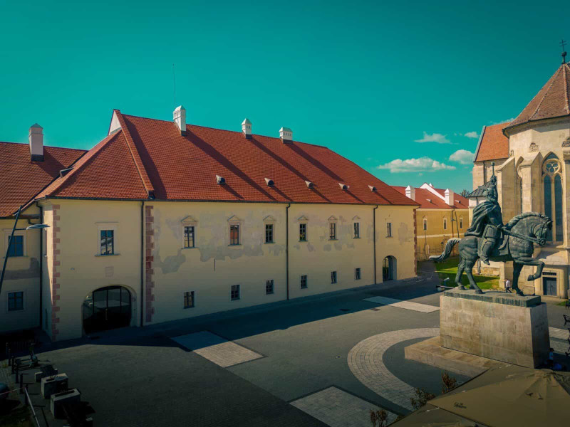 Ținute istorice ale unor domnitori celebri, expuse la Palatul Principilor din Alba Iulia