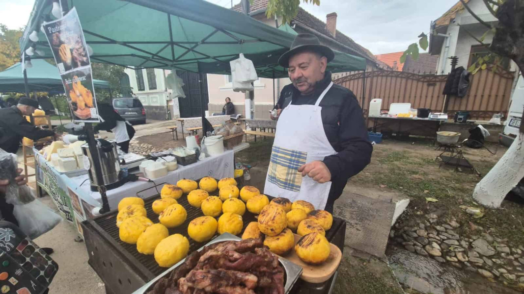 Bulzul pe jar încins, deliciul tradițional la târgul din Pianu de Jos
