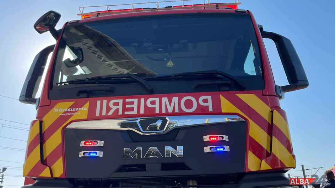 Incendiu la un autoturism pe autostrada A10 între Teiuș și Alba Iulia