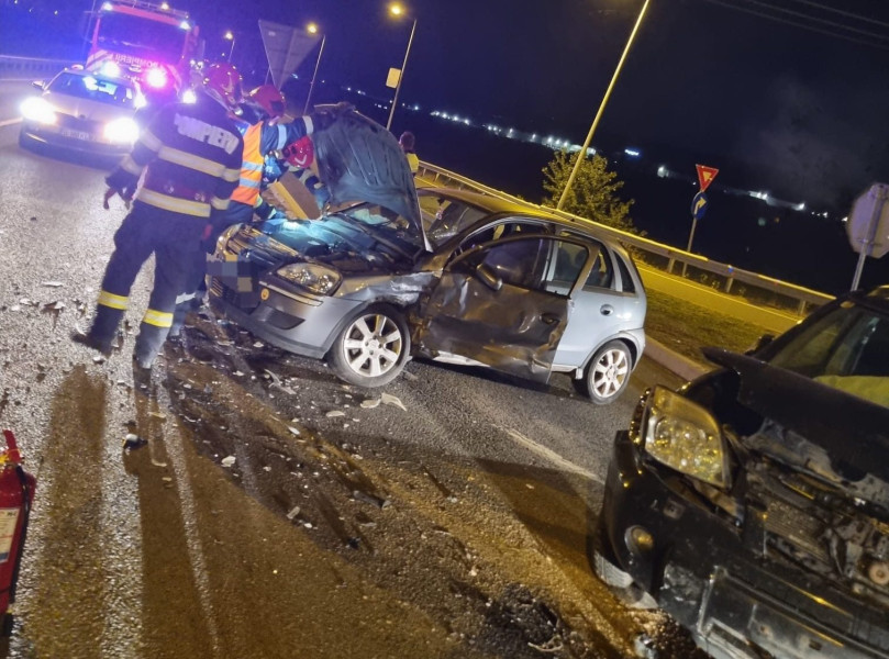 Două mașini implicate într-un accident pe DN7 la Vințișoara