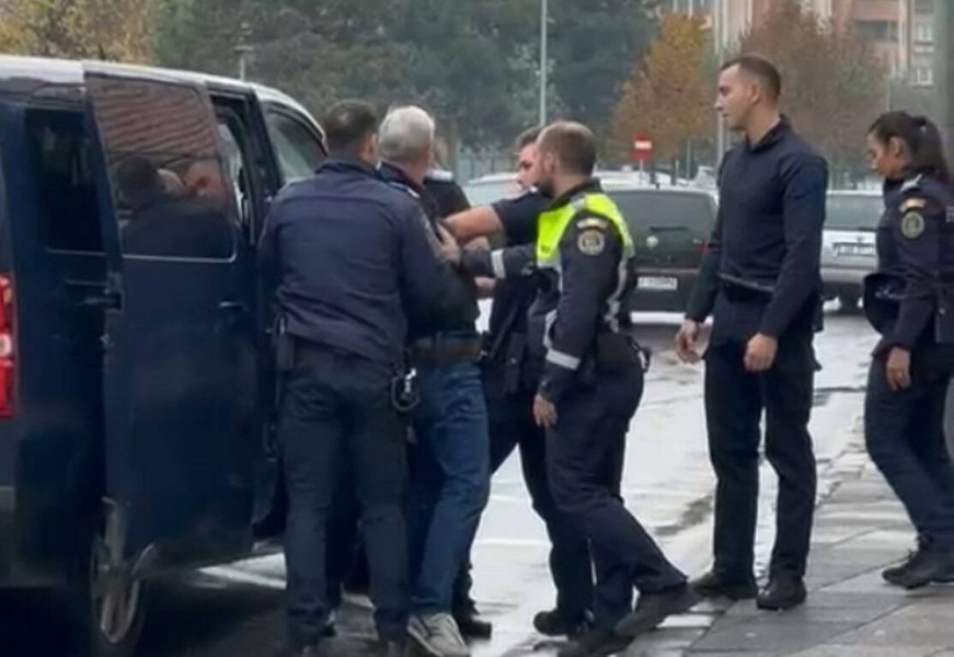 Bărbat încătușat de jandarmi în centrul Alba Iulia după o altercație într-un autobuz