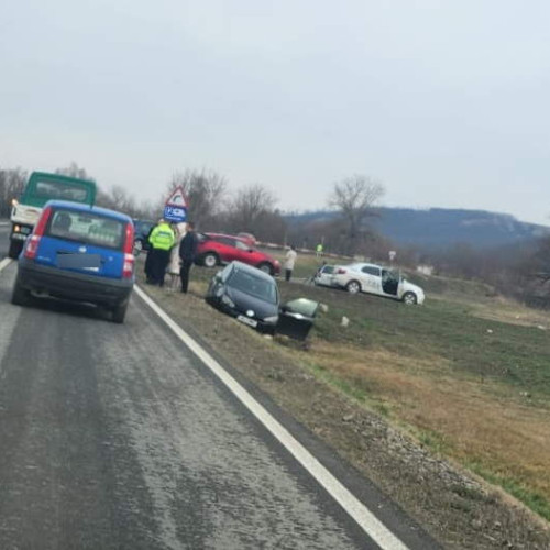 Accident rutier între Alba Iulia și Teleac, două autoturisme implicate. Nu s-au înregistrat victime - FOTO