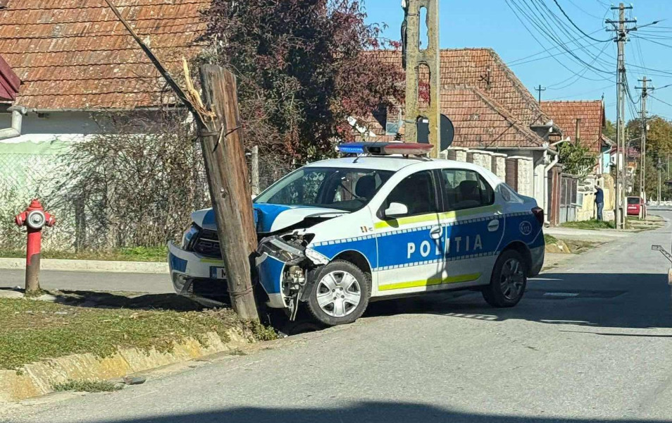 Autospecială de poliție avariată într-un accident la Cricău în timpul urmăririi
