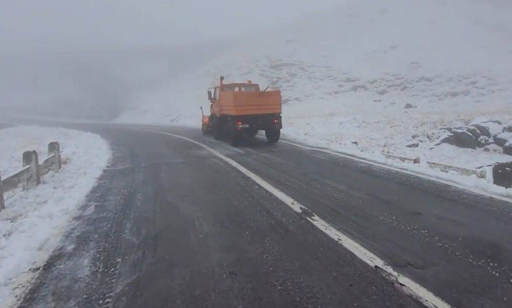 Transalpina și Transfăgărășanul închise din cauza condițiilor meteo nefavorabile