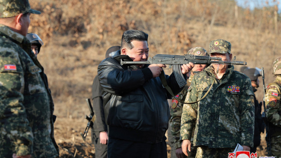 Kim Jong manevrează armă în timpul inspecției la o bază militară importantă, îndemnând la exerciții de război real pentru pregătire împotriva Seulului și Washingtonului: media