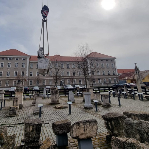 Statui romane din Piața Cetății din Alba Iulia mutare pentru restaurare în Muzeul Principia