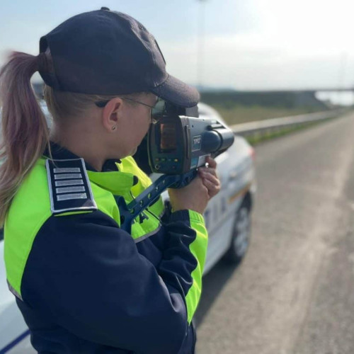 Bărbat prins conducând ilegal cu 180 km/h pe Autostrada A1, pe tronsonul din Sebeș-Sibiu. Dosar penal depus de poliție.