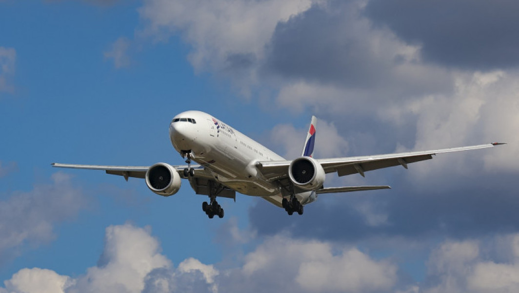 Titlu de știri: "Avionul Latam Airlines LA800 a căzut în gol cu pasagerii la bord