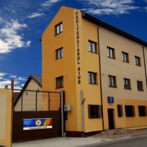 Detinut de la Penitenciarul Aiud trimis in judecata pentru lovitura sub centura la un politist si distrugeri