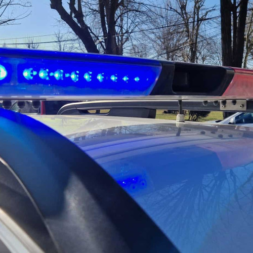S-a accidentat trei autoturisme parcate după ce un șofer din Alba, în stare de ebrietate, a încercat să întoarcă mașina la Geoagiu Băi.
