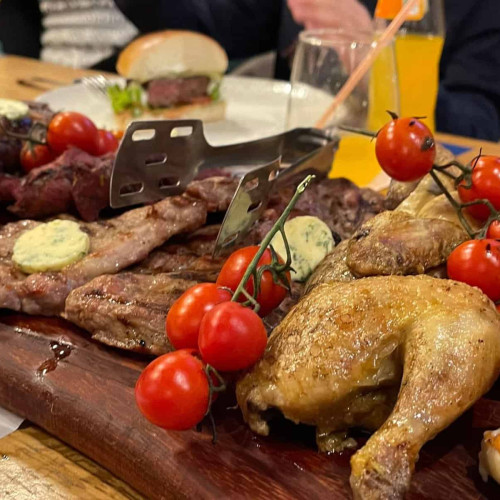 Noile reguli pentru restaurante: Mâncarea poate fi luată la pachet fără costuri suplimentare pentru client. Legea împotriva risipei alimentare a intrat în vigoare