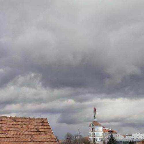 Avertizare de vânt puternic în Alba. Zonele vizate includ Alba Iulia, Aiud, Cugir și alte localități. Avertizarea este valabilă până la ora 13:00.