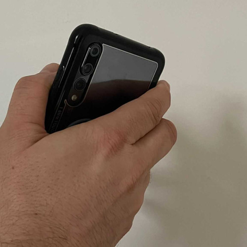 Tânăr din Alba, sancționat pentru păstrarea unui telefon pierdut într-o mașină de ocazie. Dosar penal pentru însușirea bunului găsit.