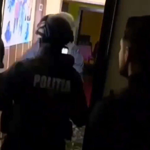 VIDEO: 39 de consumatori de droguri din Alba, printre care 8 minori duși la DIICOT pentru audieri. Dealerii arestați preventiv