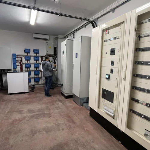 Milioane de euro pentru stocarea de energie: Planul statului de a finanța investiții în energie și stocare. Părți egale din necesar acoperite de baterii și hidrocentrale. Încheierea apelului de finanțare din PNRR cu un buget de 200 de milioane. Și mai mult ajutor de la stat pentru stocare cu un buget de jumătate de miliard de euro. Vouchere pentru instalarea de panouri fotovoltaice și baterii de stocare, anunțate de guvern pentru cetățeni.