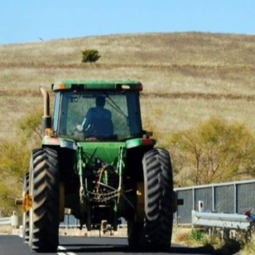 Barbat din Cricău condus fără permis și băut un tractor neînmatriculat și a fost reținut de poliție