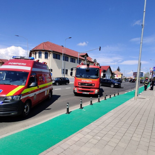 Accident rutier în Alba Iulia: Două mașini implicate, intervenția Detașamentului de Pompieri Alba Iulia. Sunt posibile scurgeri de combustibil.