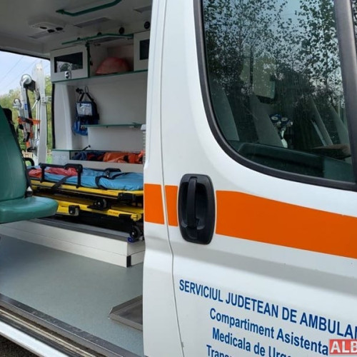 Șofer rănit după un accident la Sebeș: a lovit cu mașina un capăt de pod și a fost dus la spital
