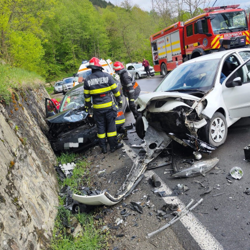 Accident cu victime pe un drum din Apuseni: Trei persoane rănite și prim ajutor acordat de echipajele de intervenție.