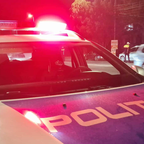 Patru soferi prinsi bauti si fara permis de politistii din Alba. In urma opririi de catre politisti pe strazi din Alba Iulia, acestia au acum dosare penale. Incidentele au avut loc in noaptea de sambata, 27 aprilie 2024. Oamenii legii au facut public cazurile in buletinul de presa. Testarile cu aparatul de alcool au indicat prezenta unor substante interzise la unul dintre soferi, care a fost dus la spital pentru recoltarea de probe. In plus, doi barbati au fost prinsi conducand sub influenta alcoolului si fara permis de conducere pe strada Orizontului din Alba Iulia. Ambii au fost dusi la spital pentru recoltarea de mostre de sange