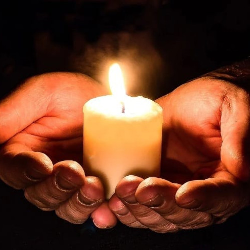 Sfânta Lumină adusă în România: Tradiția aprinderii Luminei Sfinte de la Ierusalim continuă și în acest an