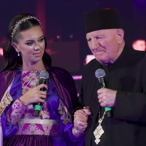 VIDEO: Părintele Doru Gheaja din Alba Iulia impresionează la vârsta de 83 de ani în concertul de pricesne de la Cluj-Napoca. Interpretarea emoționantă a cântecelor religioase, printre care și "Tu, Ardeal", împărtășită cu publicul.