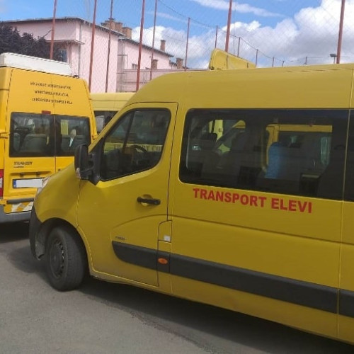 Elevii care nu au comportament și limbaj civilizat în microbuzele și autobuzele școlare vor fi sancționați. Lege aprobată