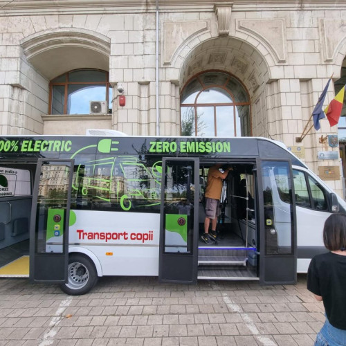 Elevii din două comune albaiene vor ajunge la școală cu microbuze mai ecologice. CJ Alba lansează licitația pentru achiziționarea acestora.