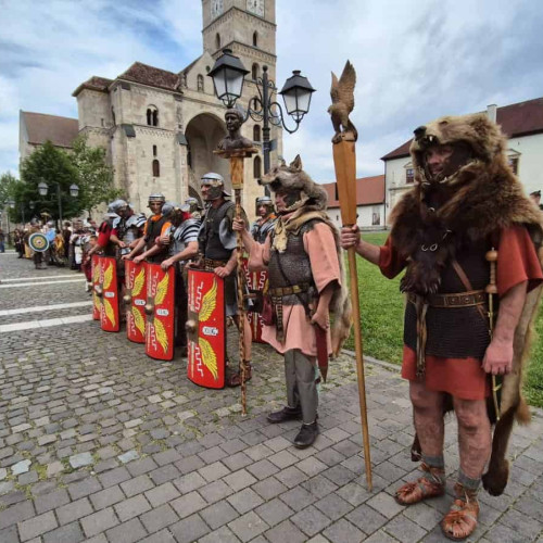 Spectacolele cu romani, daci și gladiatori au revenit în Alba Iulia. Prima reprezentație a fost urmărită de un public numeros la Cetatea Alba Carolina. Garda Romană Apulum a susținut spectacolul la porția a IV-a a cetății, iar formatul anilor precedenți va fi păstrat, însă cu numeroase surprize. Pe toată durata sezonului vor fi întâlnite scene și personaje noi, iar publicul va putea să se bucure de evenimente militare, lupte de gladiatori și târguri de sclavi. Primăria Alba Iulia, împreună cu Muzeul Național al Unirii, sunt organizatorii evenimentului.