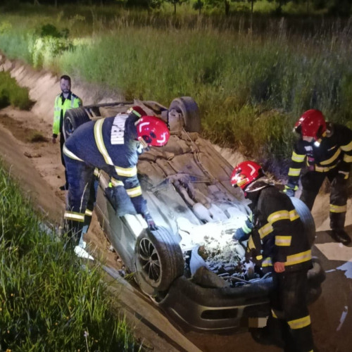 Accident rutier grav în Alba Iulia: Autoturism răsturnat, șoferul băut scăpăt din mâinile autorităților