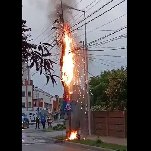 Un stâlp de curent ars ca torță în centrul Albei Iulia, locuitorii afectați de pana de curent