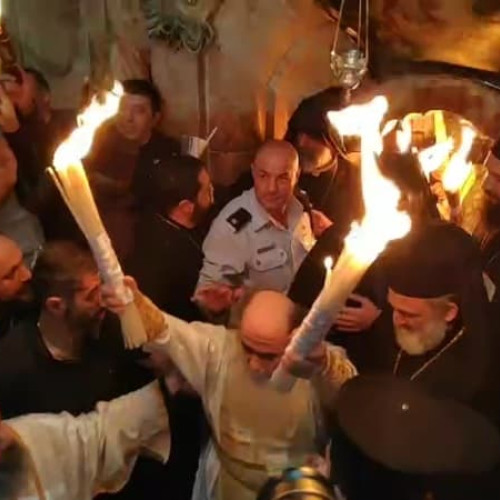 Lumina Sfântă: Miracolul Luminii de la Ierusalim. Controversele din jurul evenimentului: minune sau minciună veche de sute de ani?