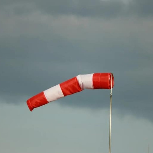 Alertă meteo în mai multe zone din România: Vânt puternic până vineri dimineața