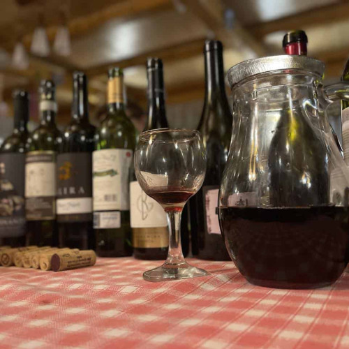 Un bărbat din Alba a furat dintr-o casă mai multe sticle cu alcool. Ce a urmat după ce a ajuns acasă și a băut una dintre sticle