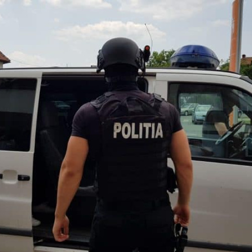 O femeie din Alba și fiul ei, reținuți pentru furt de mii de euro și bijuterii din aur